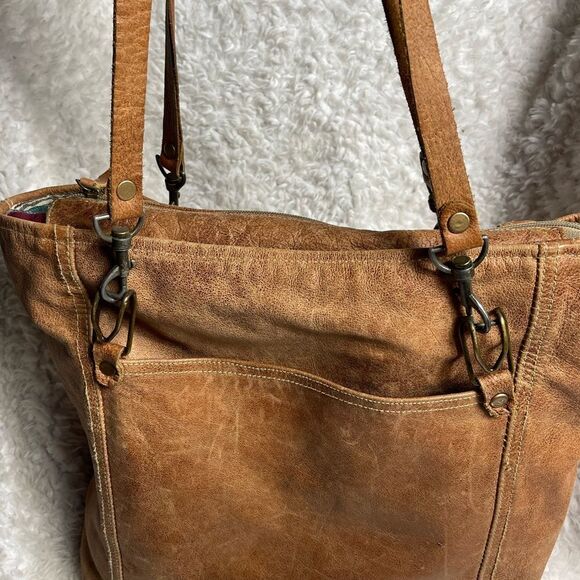 Heartstrings weathered leather tan extra large tote antique tone hardwares. - Picture 4 of 14